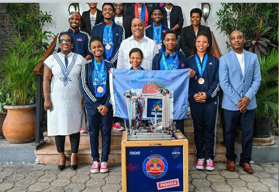 Le Premier ministre Conille et sa ministre des Sports Octavius rendent hommage à l'équipe de jeunes « Team Haiti » médaillée de bronze au « First Global Challenge »